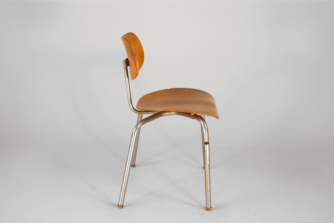 Foto Medium Brown Wooden Eiermann SE 68 Chair with Chrome Base