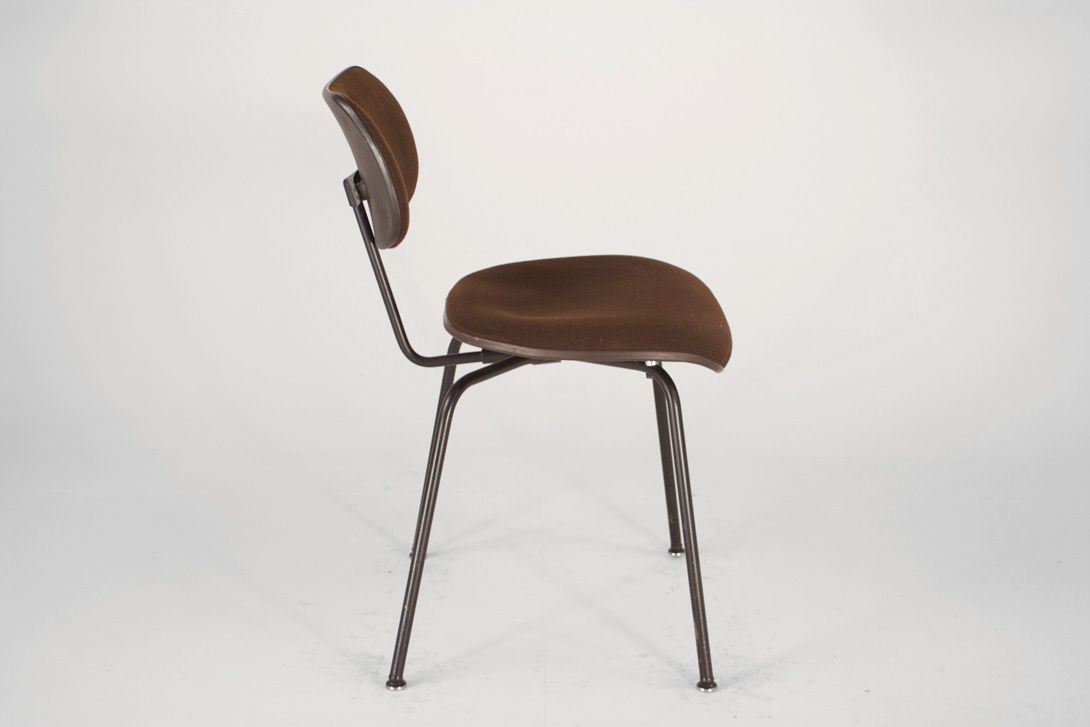 Foto Dark Brown Upholstered Eiermann SE 68 Chair