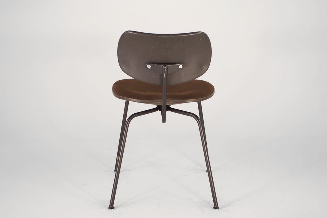 Foto Dark Brown Upholstered Eiermann SE 68 Chair
