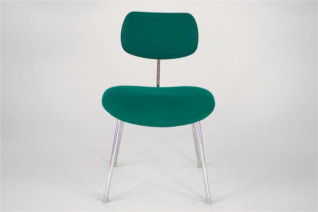 Foto Teal Green Upholstered Eiermann SE 68 Chair