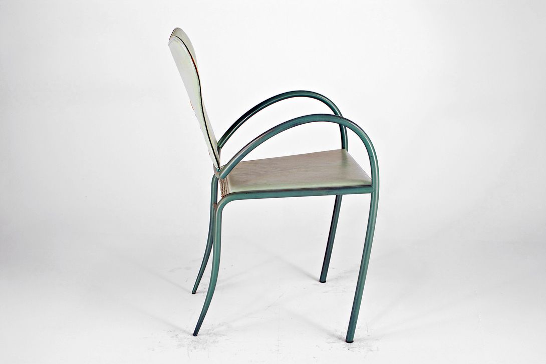 Foto Memphis Munich Metal Chair with Light Sage Green Leather Upholstery 1982