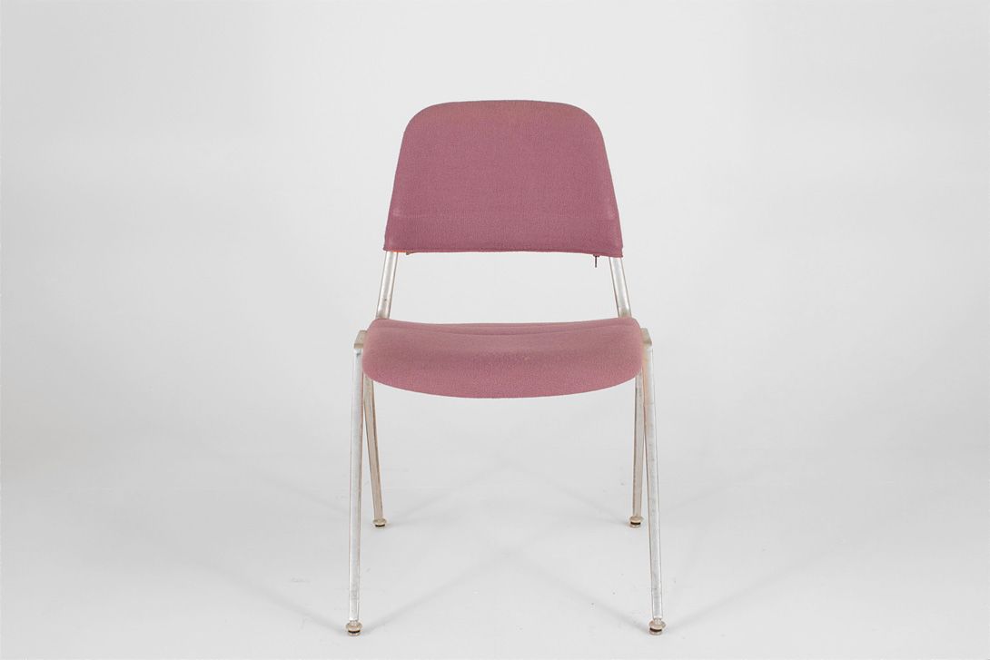 Foto Wild Berry Upholstered Stacking Chair Inspired by Castelli