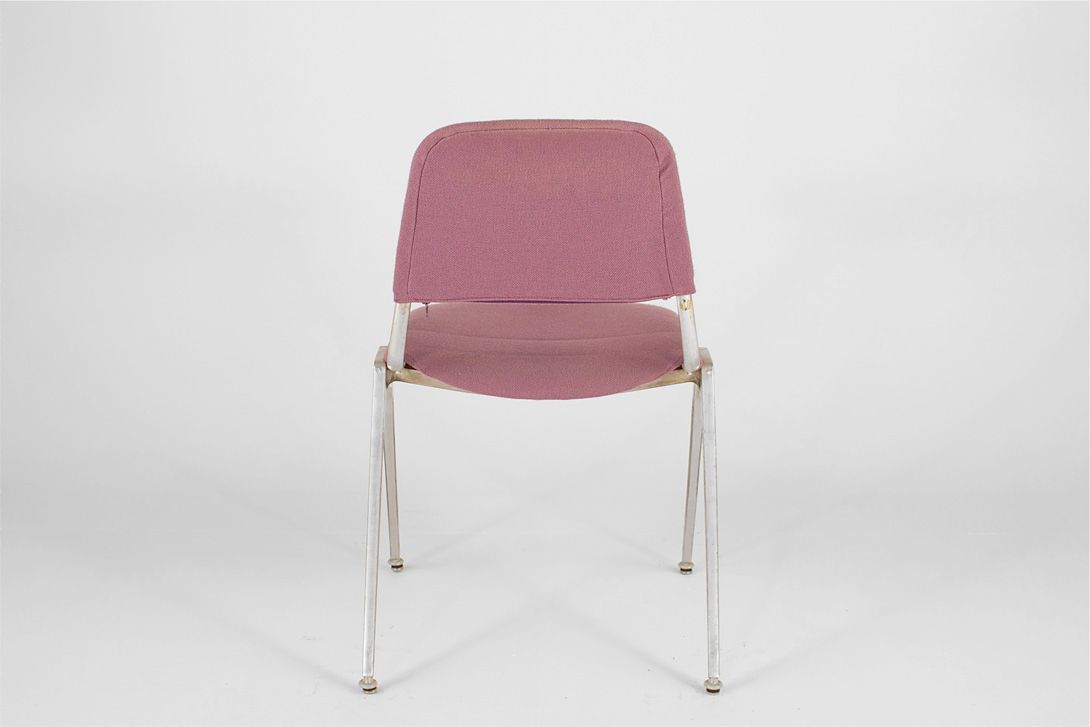 Foto Wild Berry Upholstered Stacking Chair Inspired by Castelli