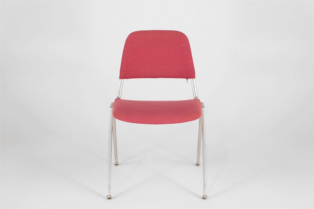 Foto Magenta Red Upholstered Stacking Chair Inspired by Castelli