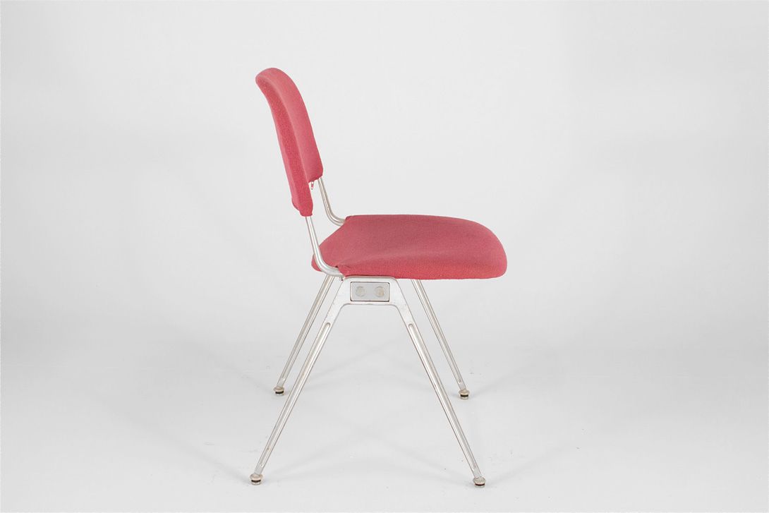 Foto Magenta Red Upholstered Stacking Chair Inspired by Castelli