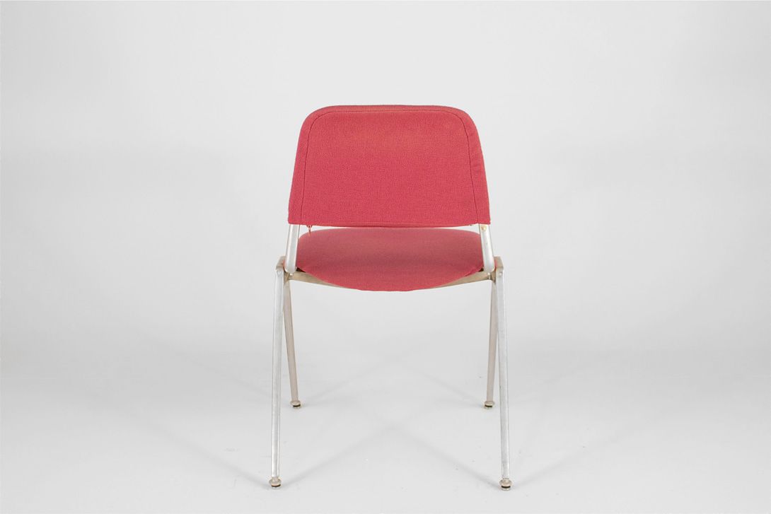 Foto Magenta Red Upholstered Stacking Chair Inspired by Castelli