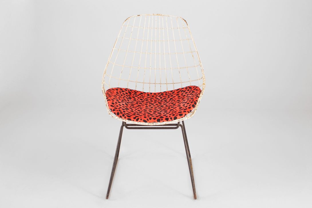 Foto White Braakman Wire Chair with Black Legs and Red Seating Cushion