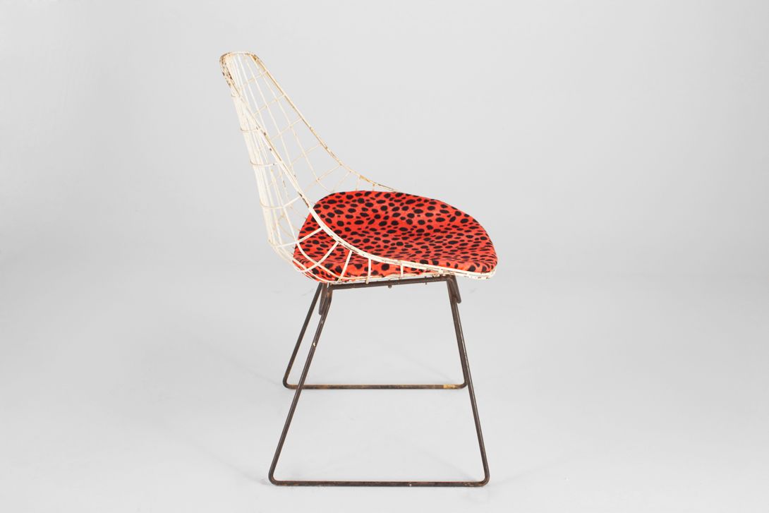 Foto White Braakman Wire Chair with Black Legs and Red Seating Cushion