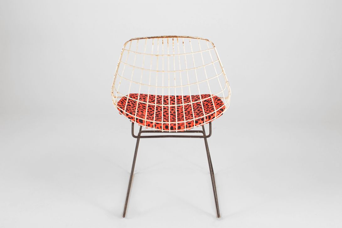 Foto White Braakman Wire Chair with Black Legs and Red Seating Cushion