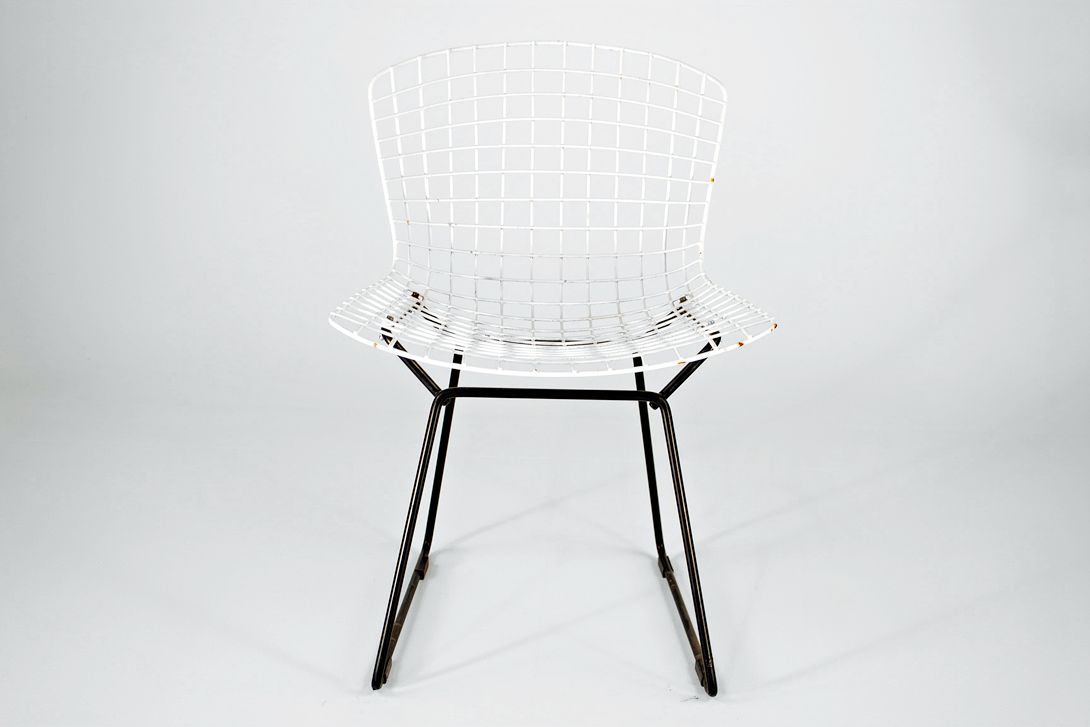 Foto Plain White Bertoia Side Chair with Black Legs