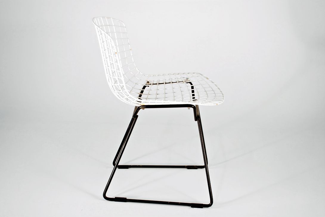 Foto Plain White Bertoia Side Chair with Black Legs