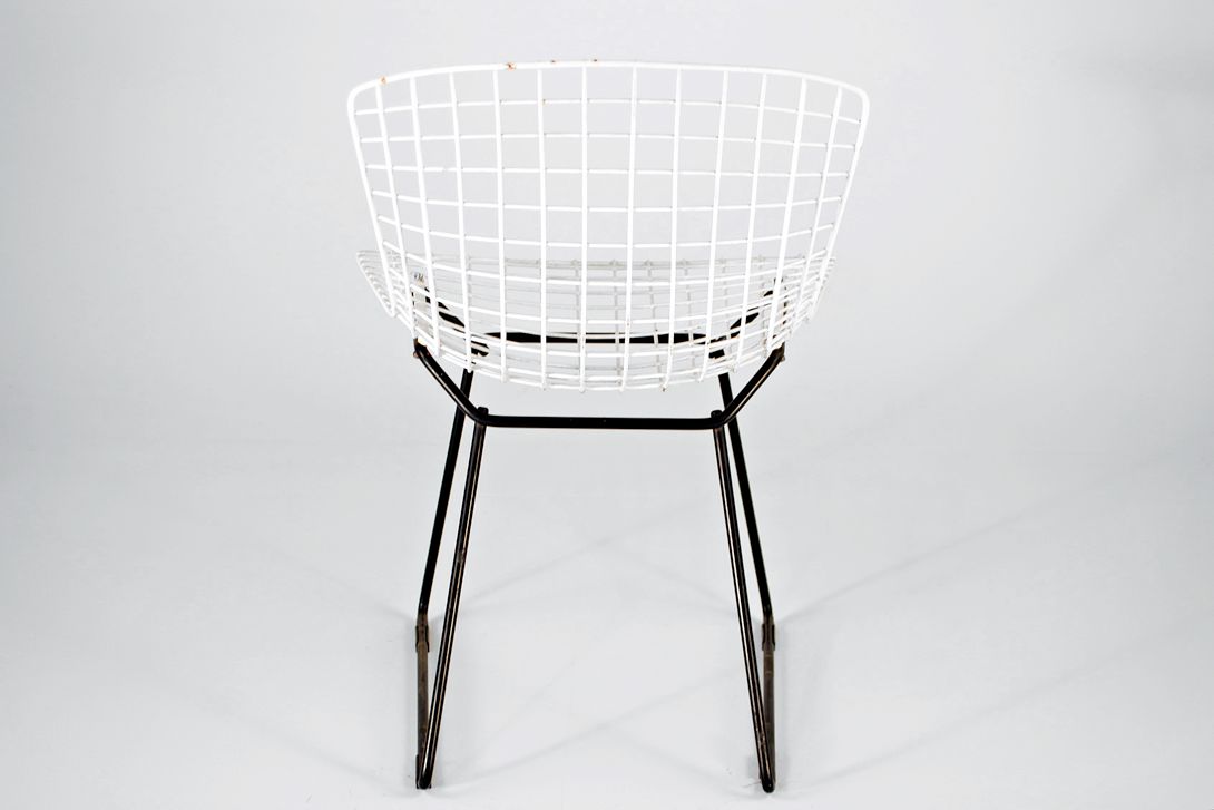 Foto Plain White Bertoia Side Chair with Black Legs