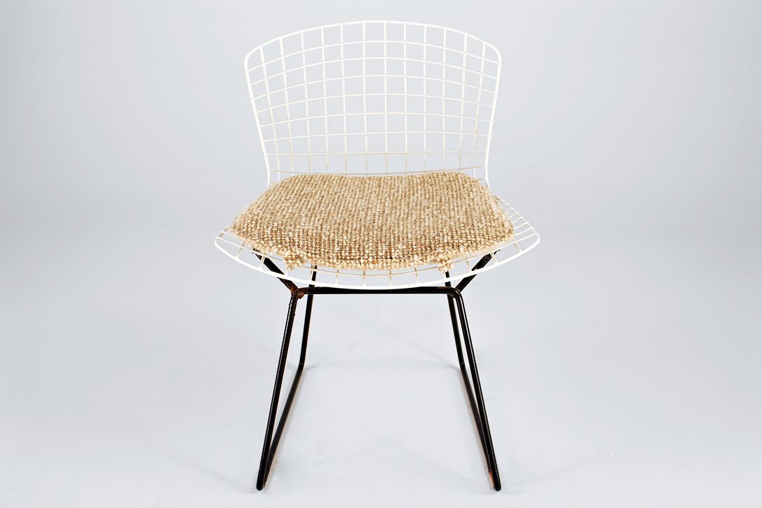 Foto White Bertoia Side Chair with Black Legs and Caramel Brown Cushion