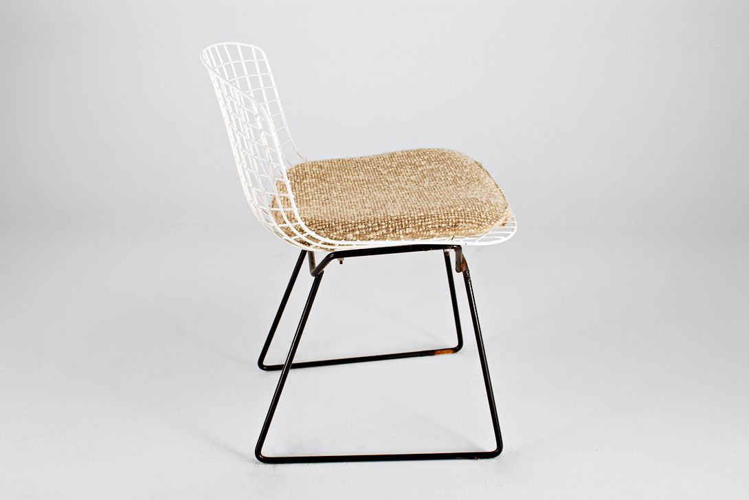 Foto White Bertoia Side Chair with Black Legs and Caramel Brown Cushion