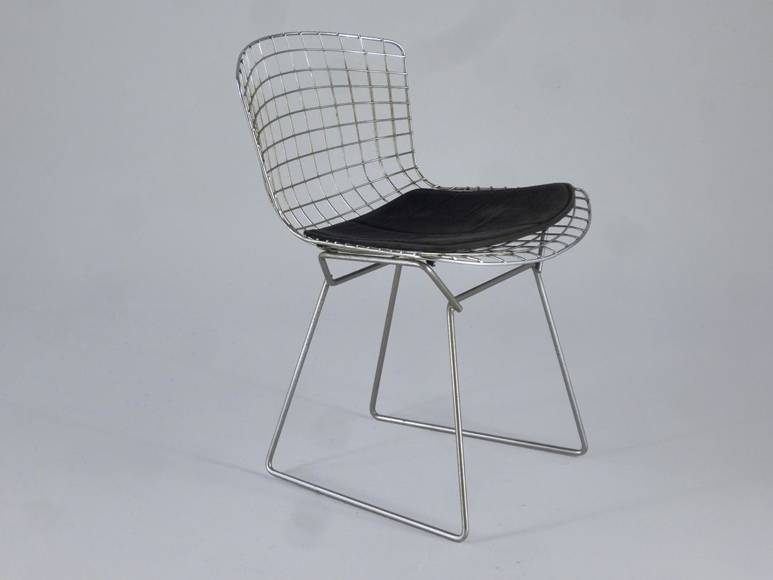 Foto Chrome Bertoia Side Chair with Dark Grey Seat Cushion