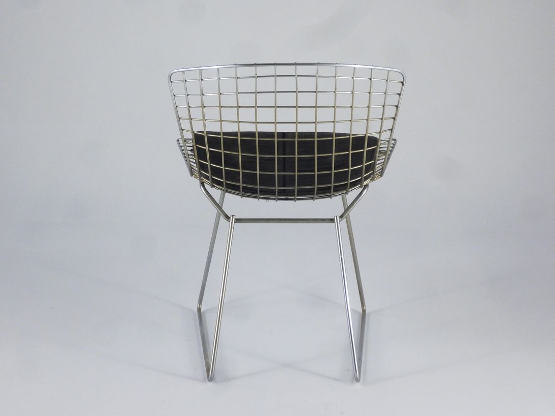 Foto Chrome Bertoia Side Chair with Dark Grey Seat Cushion