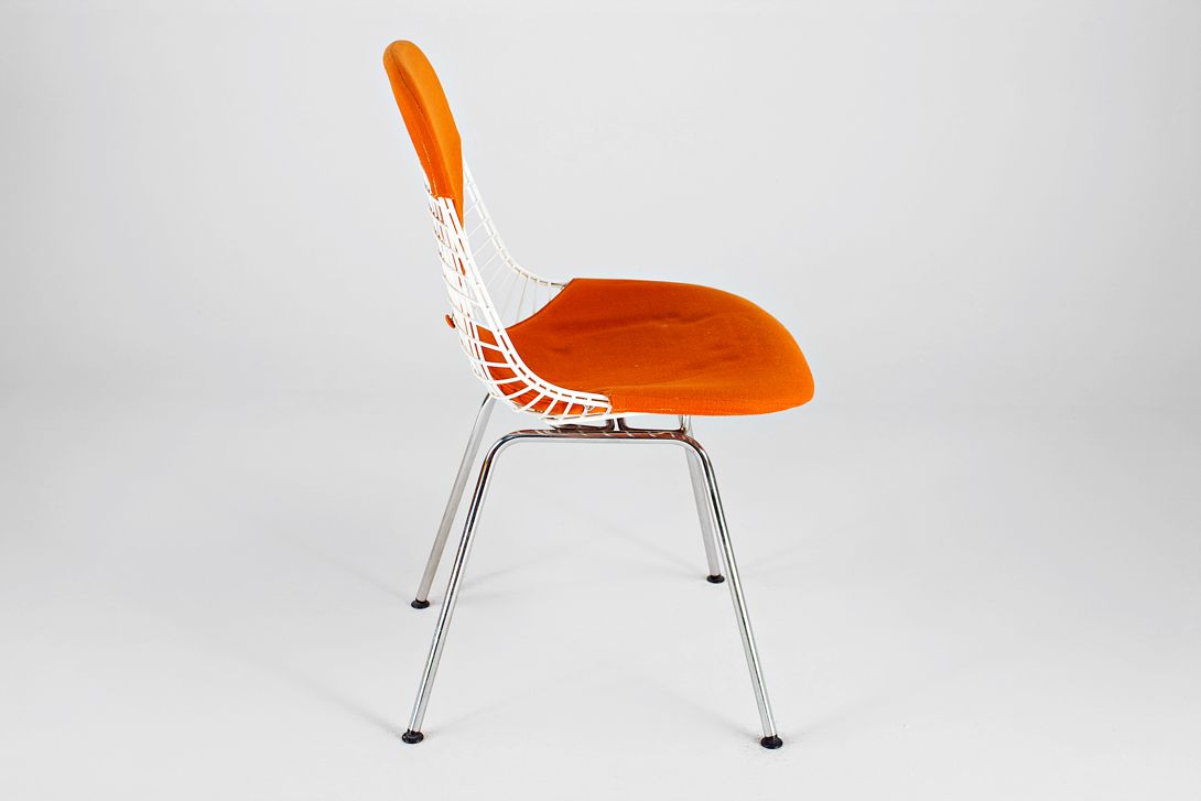Foto White Eames Wire Bikini Chair with Orange Fabric Upholstery on H-Base