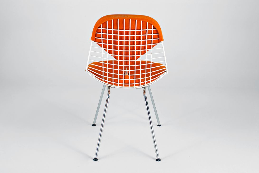 Foto White Eames Wire Bikini Chair with Orange Fabric Upholstery on H-Base