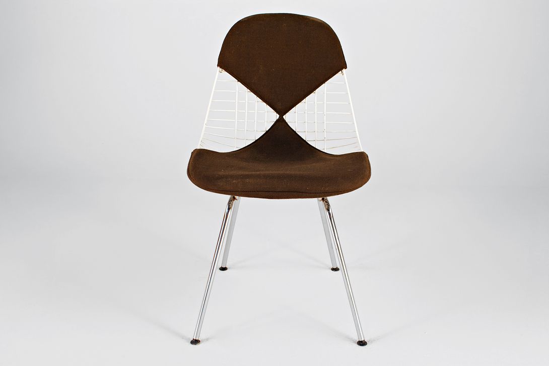 Foto White Eames Wire Bikini Chair with Brown Fabric Upholstery on H-Base