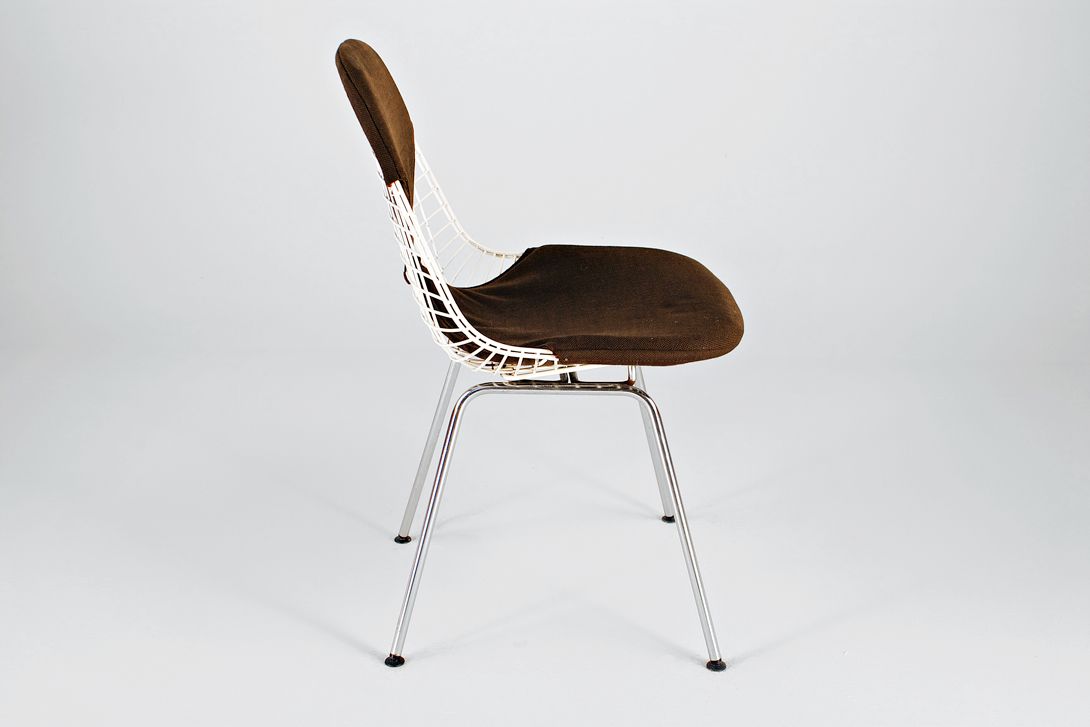 Foto White Eames Wire Bikini Chair with Brown Fabric Upholstery on H-Base