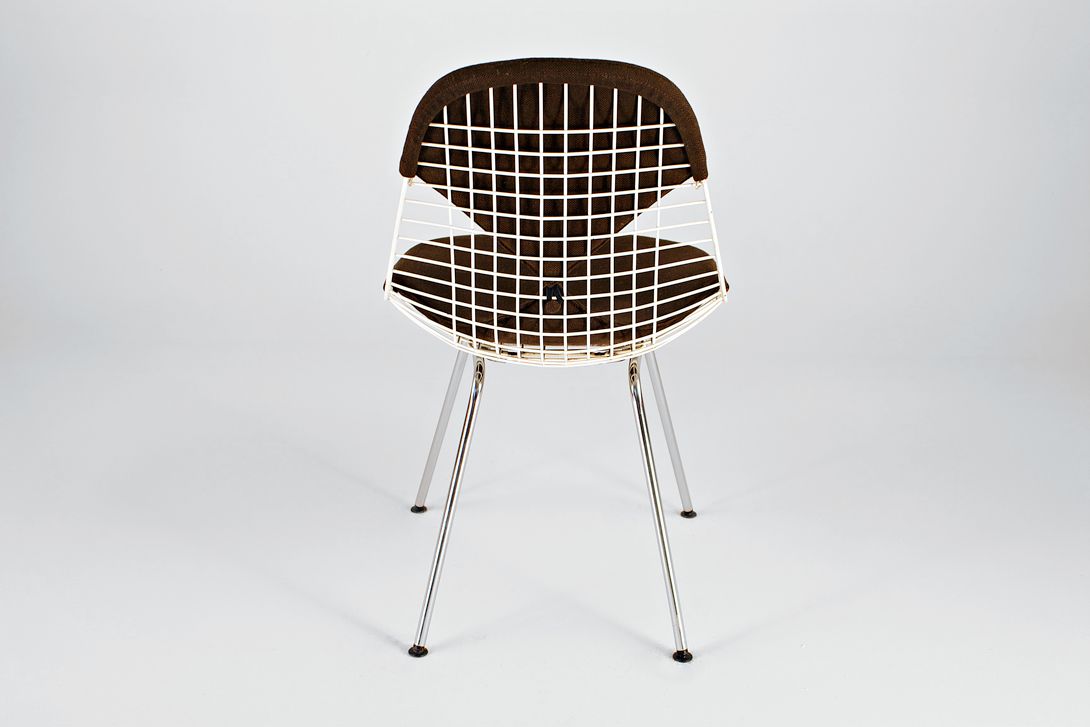 Foto White Eames Wire Bikini Chair with Brown Fabric Upholstery on H-Base