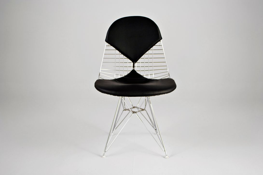 Foto Eames Chrome Wire Bikini Chair with Black Leather Upholstery on Eiffel Base