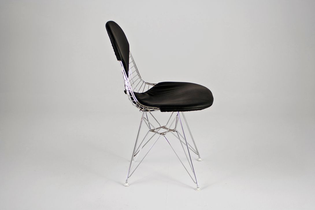 Foto Eames Chrome Wire Bikini Chair with Black Leather Upholstery on Eiffel Base