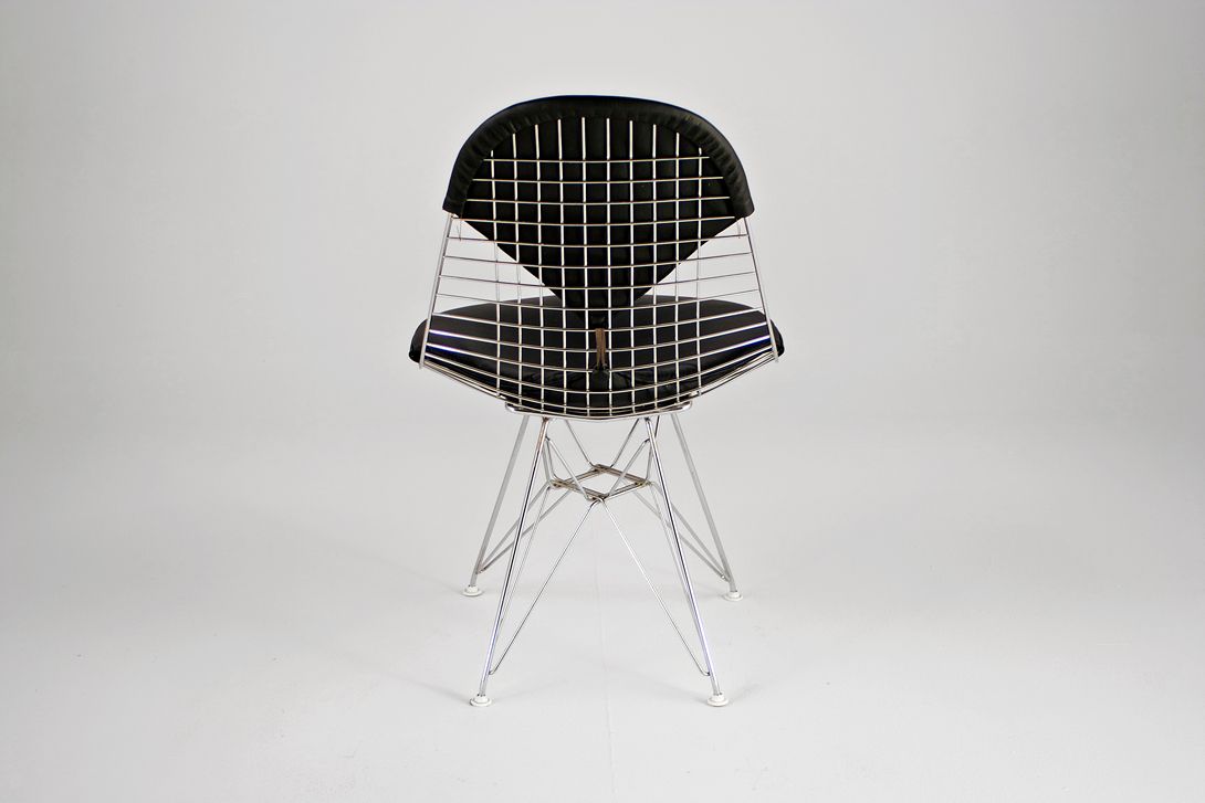 Foto Eames Chrome Wire Bikini Chair with Black Leather Upholstery on Eiffel Base