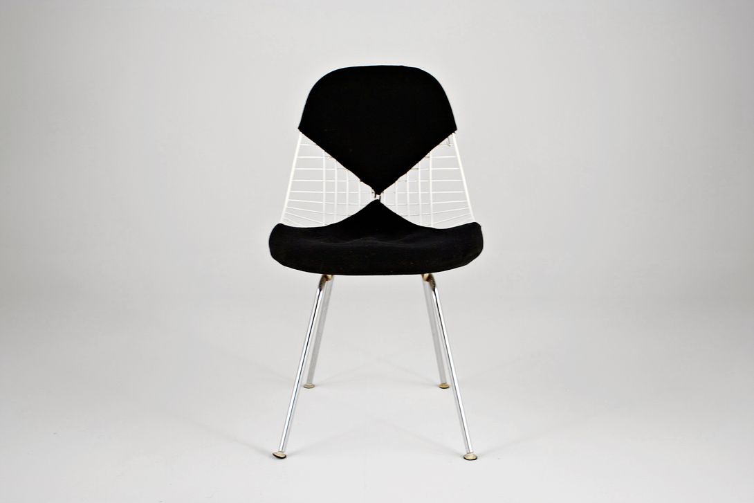 Foto White Eames Wire Bikini Chair with Black Fabric Upholstery on H-Base