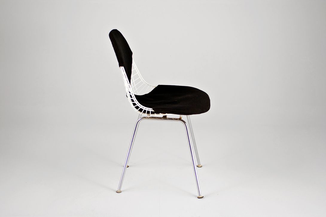 Foto White Eames Wire Bikini Chair with Black Fabric Upholstery on H-Base