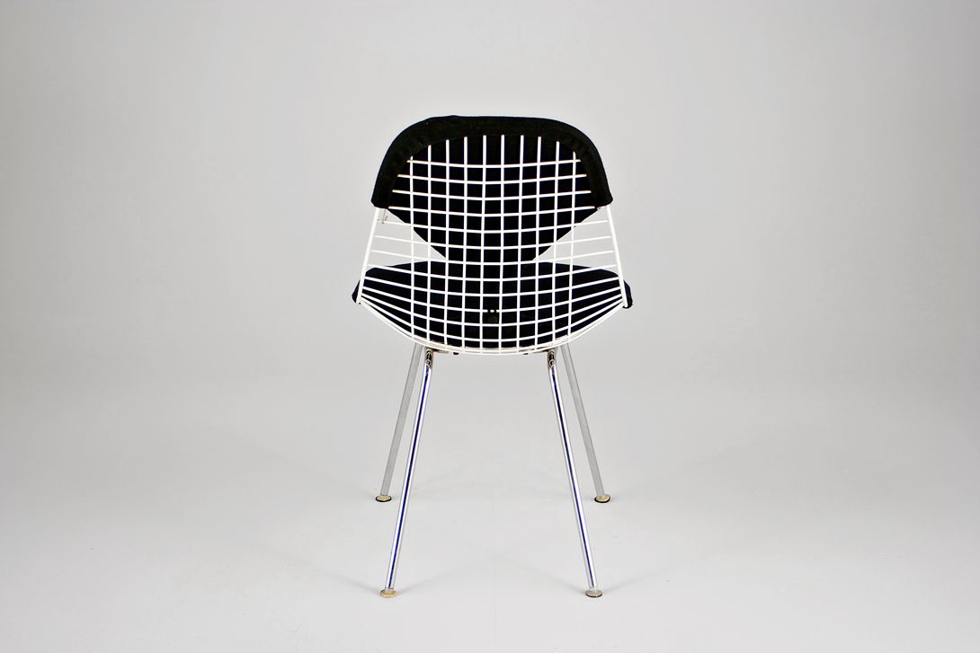 Foto White Eames Wire Bikini Chair with Black Fabric Upholstery on H-Base
