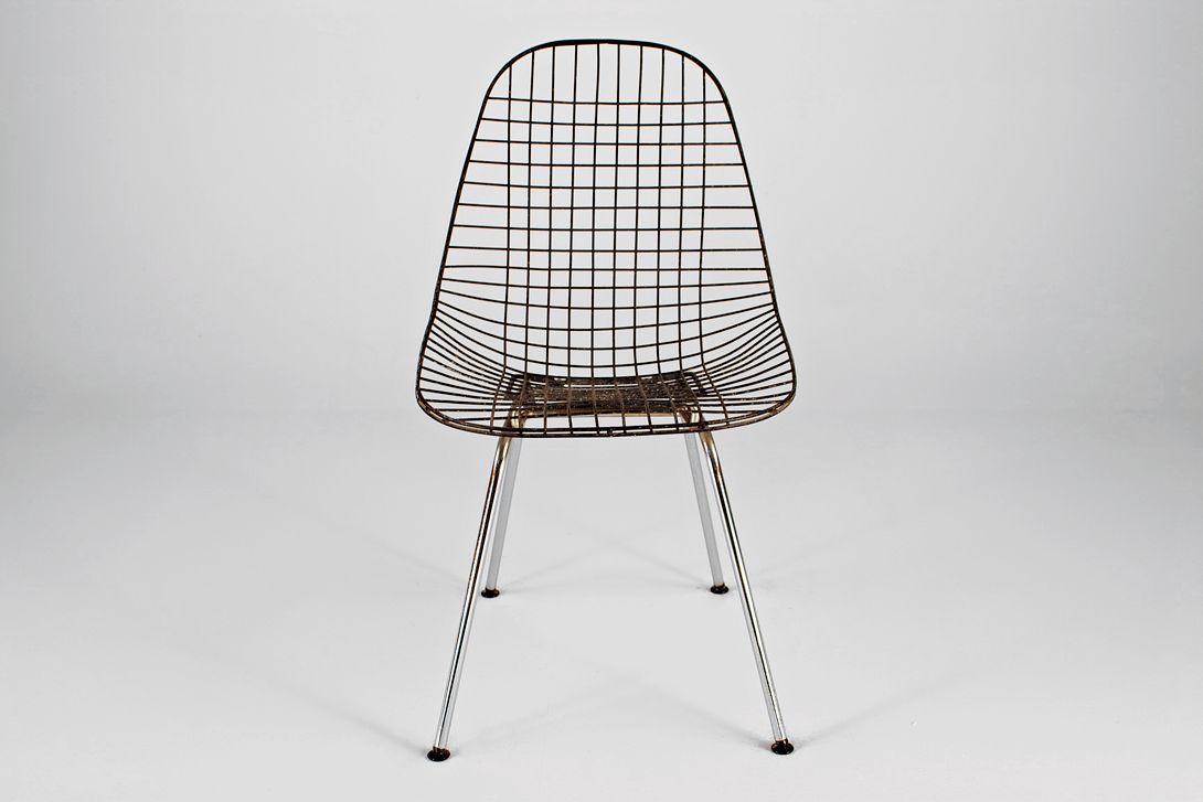 Foto Black Eames Wire Chair on H-Base