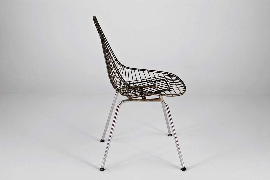 Foto Black Eames Wire Chair on H-Base