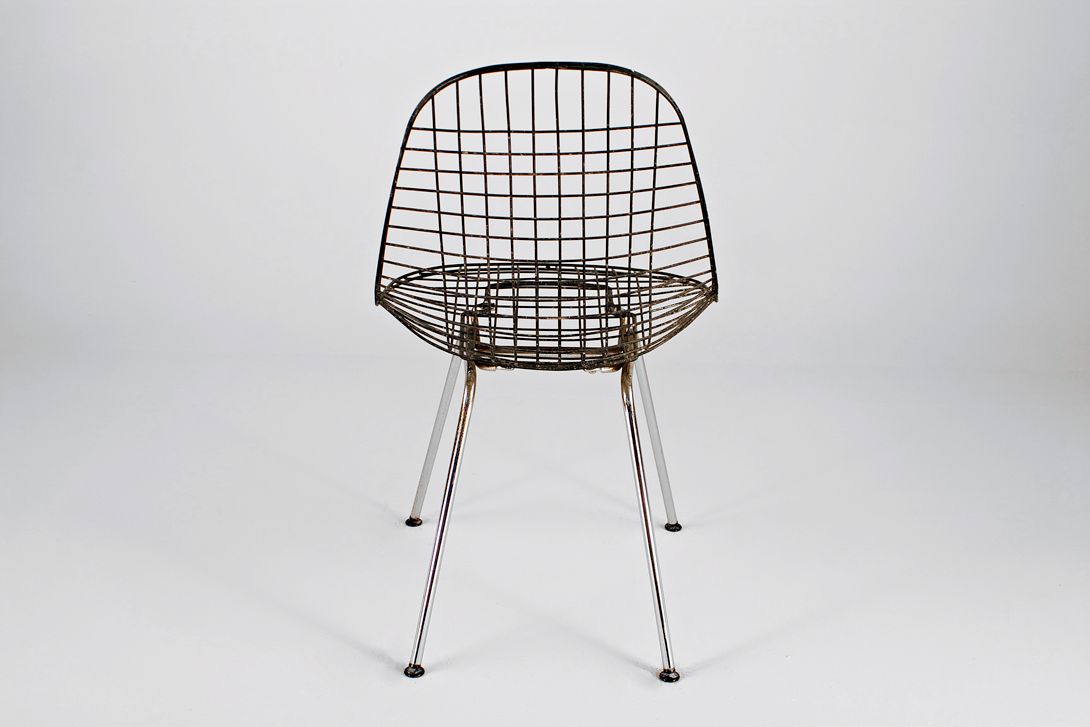 Foto Black Eames Wire Chair on H-Base