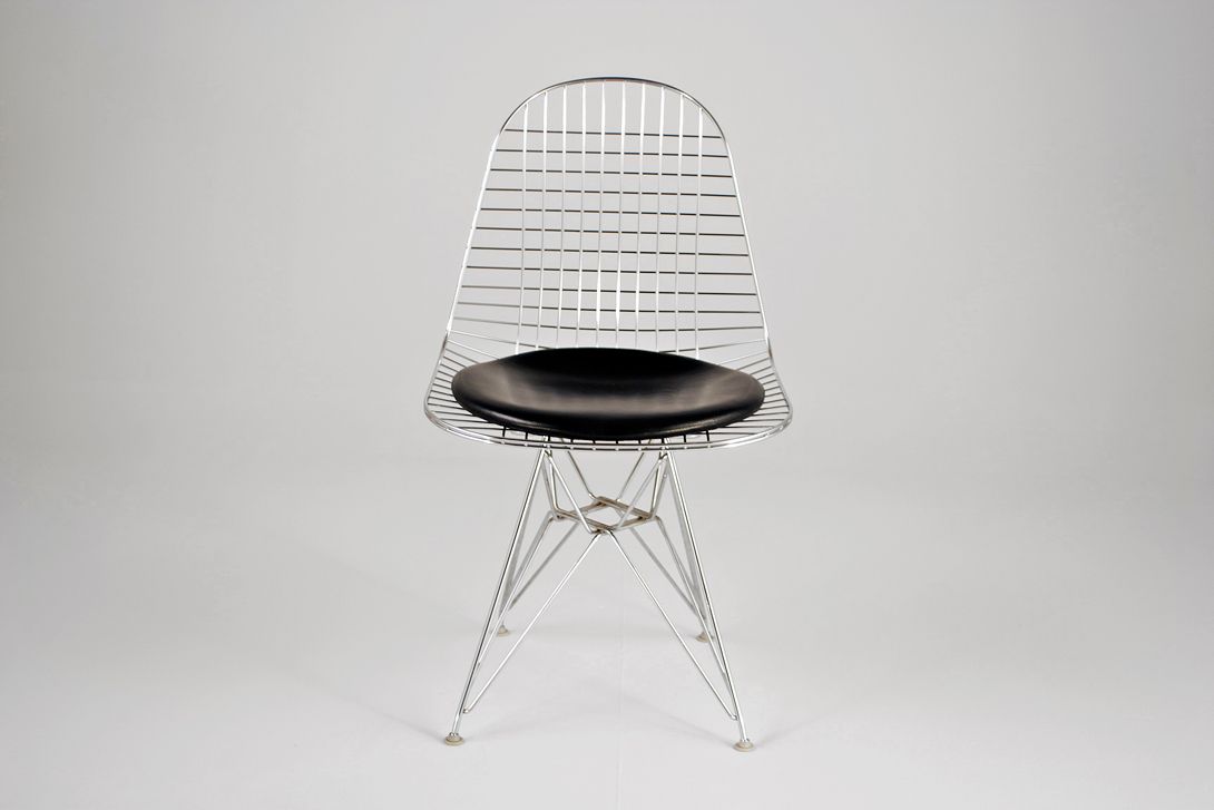 Foto Eames Wire Chair with Black Leather Cushion on Eiffel Base