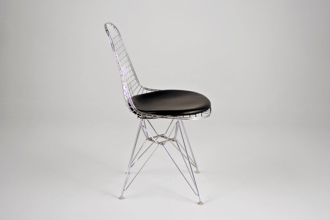 Foto Eames Wire Chair with Black Leather Cushion on Eiffel Base