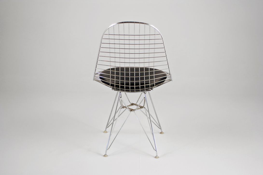 Foto Eames Wire Chair with Black Leather Cushion on Eiffel Base