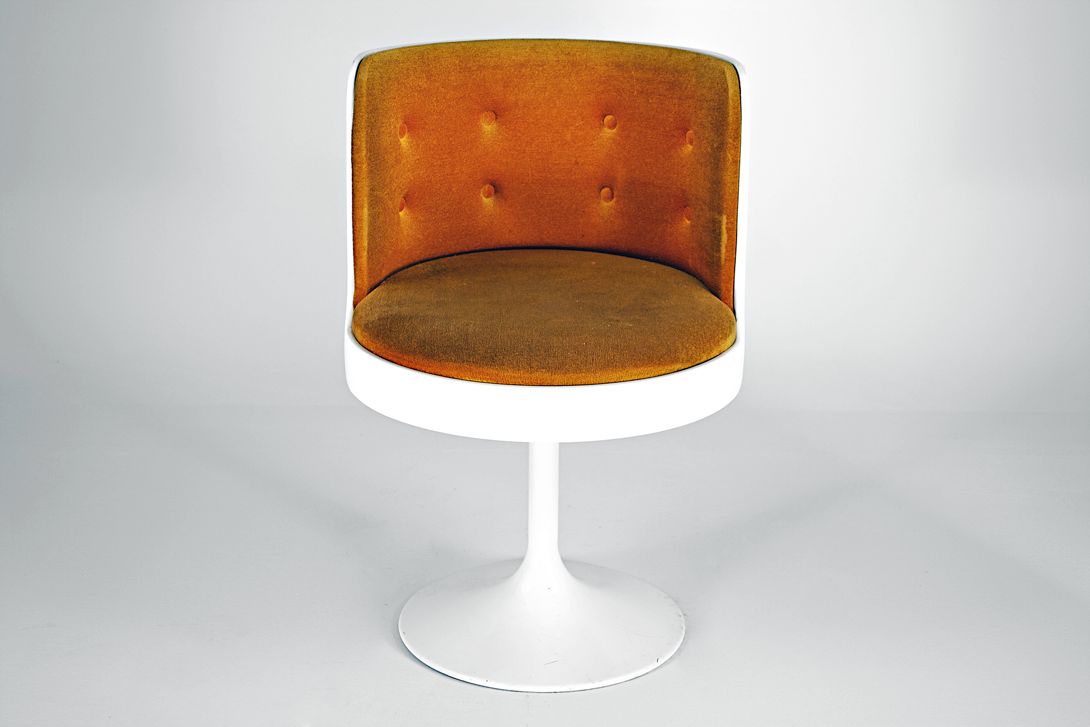 Foto Rusty Brown Velvet Lady´s Chair with White Shell on Tulip Base, Germany 1965