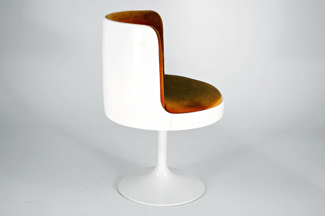 Foto Rusty Brown Velvet Lady´s Chair with White Shell on Tulip Base, Germany 1965