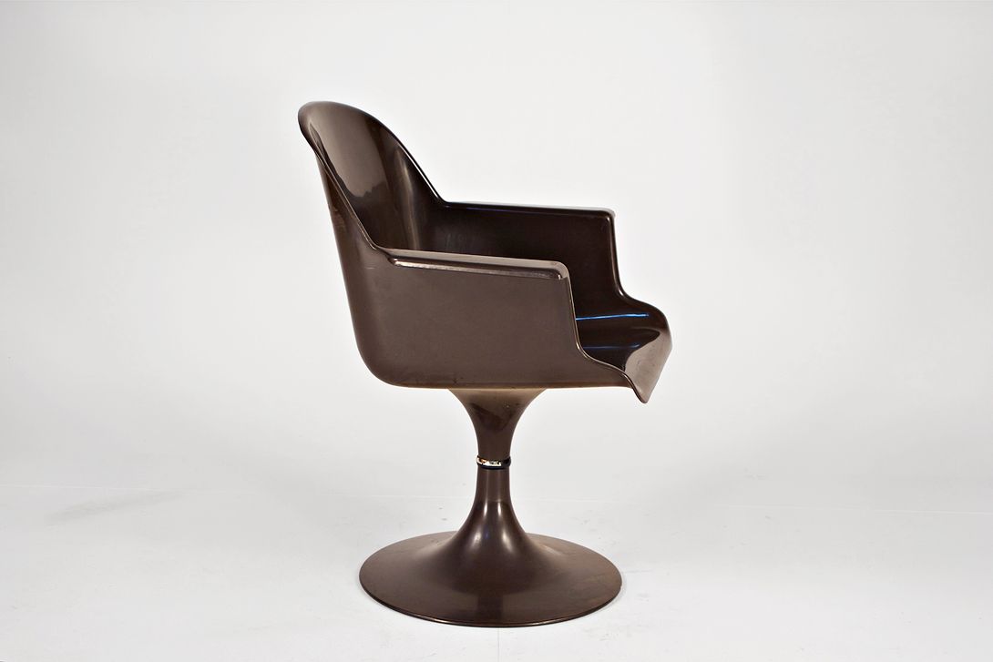 Foto Dark Brown Plastic Chair with Armrests on Trumpet Base, 1976