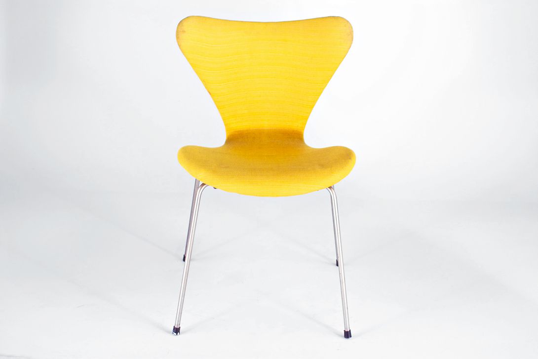 Foto Yellow Upholstered Jacobsen Stacking Chair 3107 by Fritz Hansen //
