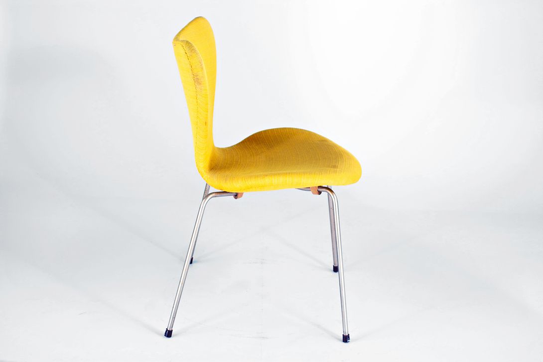 Foto Yellow Upholstered Jacobsen Stacking Chair 3107 by Fritz Hansen //