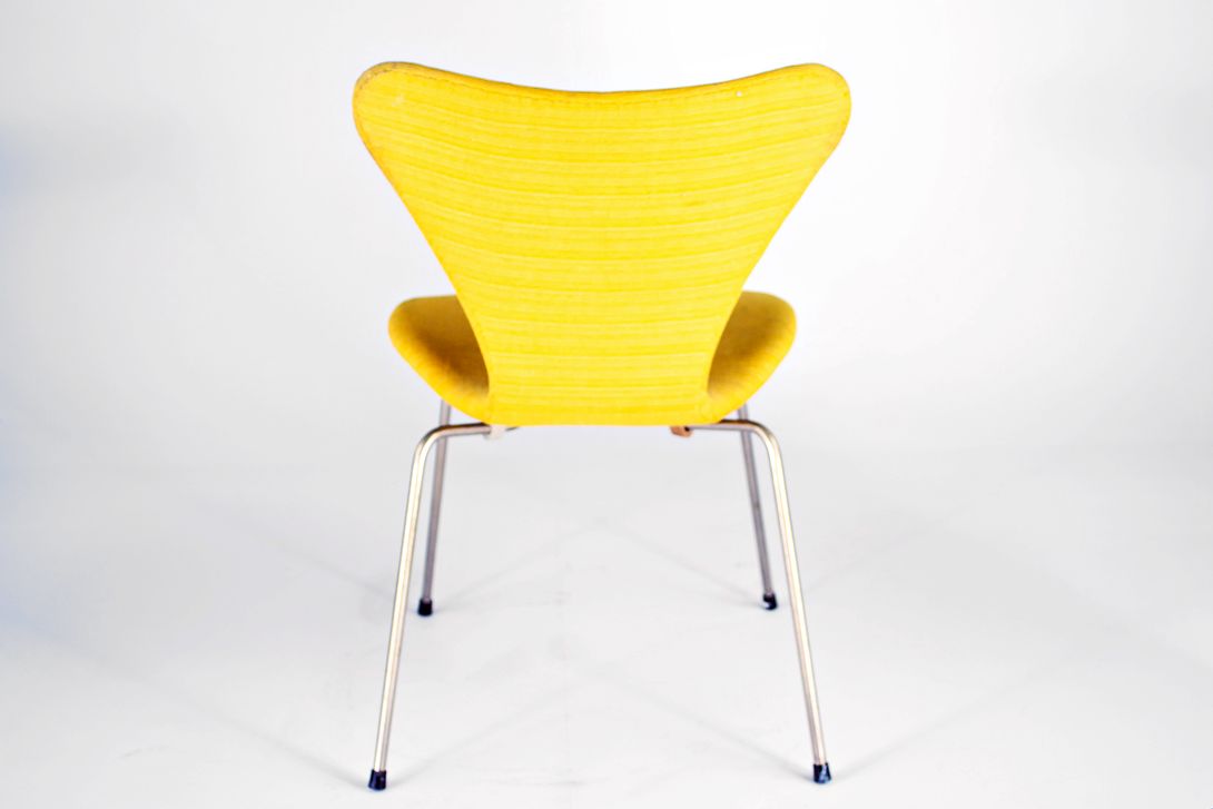 Foto Yellow Upholstered Jacobsen Stacking Chair 3107 by Fritz Hansen //