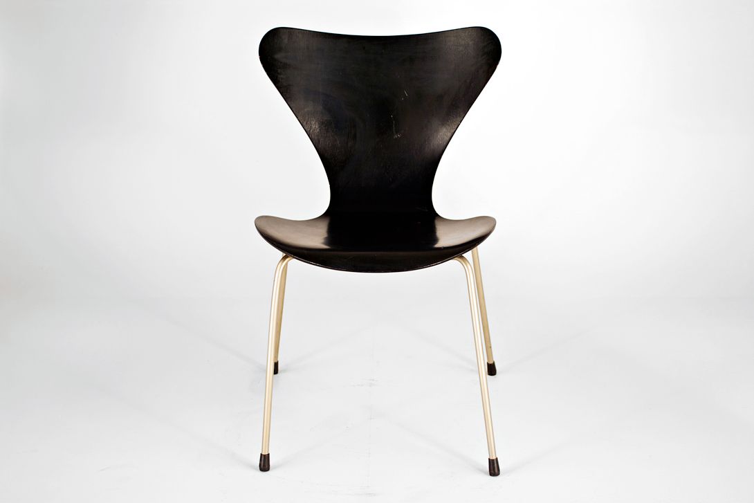 Foto Classy Black Jacobsen Stacking Chair 3107 by Fritz Hansen