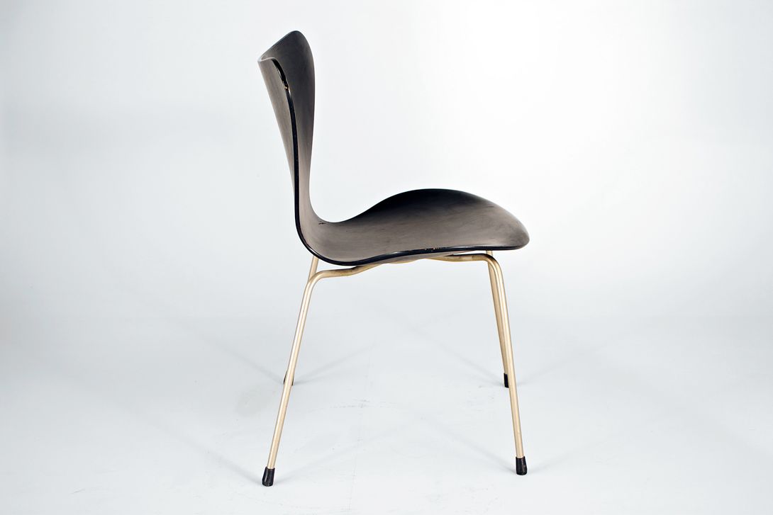 Foto Classy Black Jacobsen Stacking Chair 3107 by Fritz Hansen