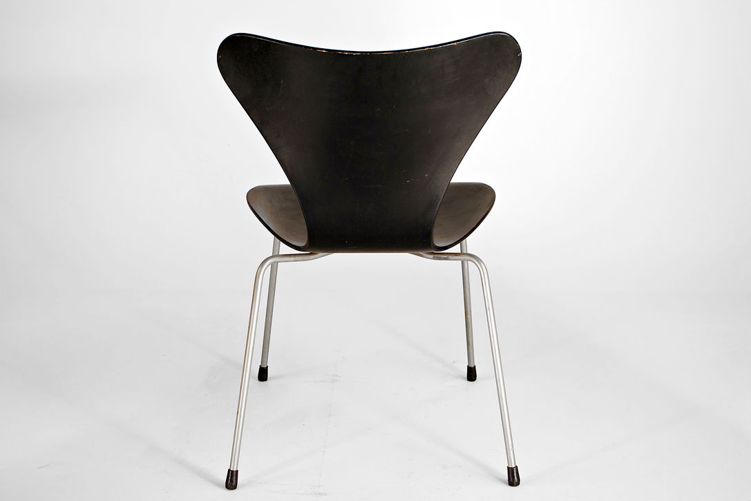 Foto Classy Black Jacobsen Stacking Chair 3107 by Fritz Hansen