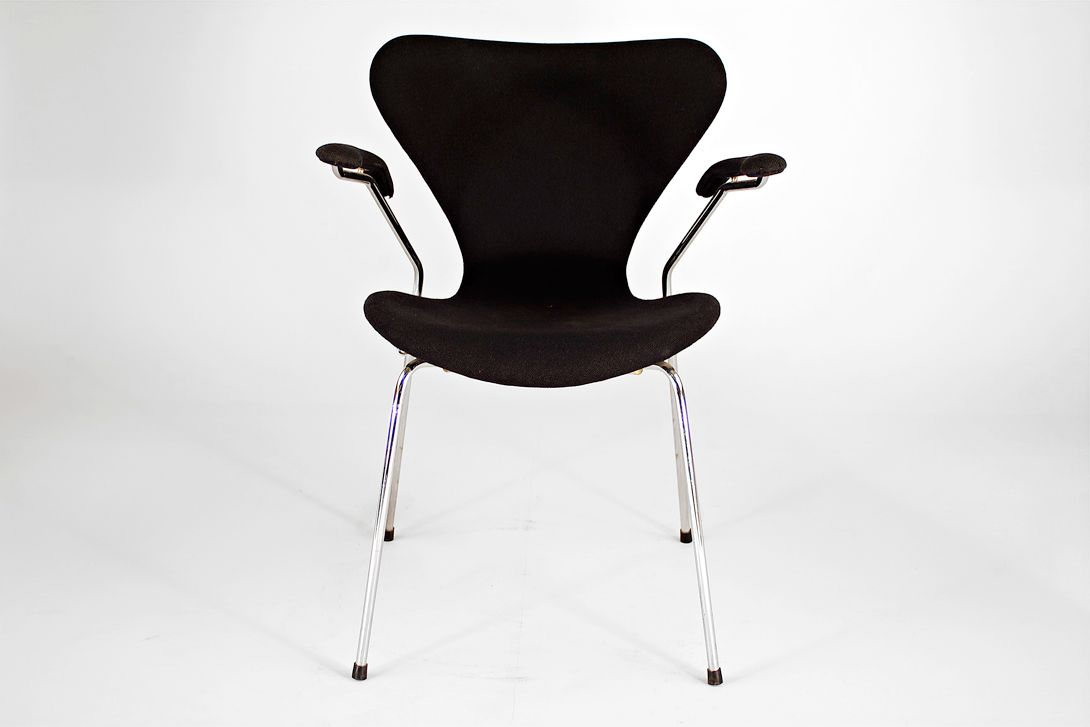 Foto Black Upholstered Jacobsen Chair 3107 with Armrests by Fritz Hansen