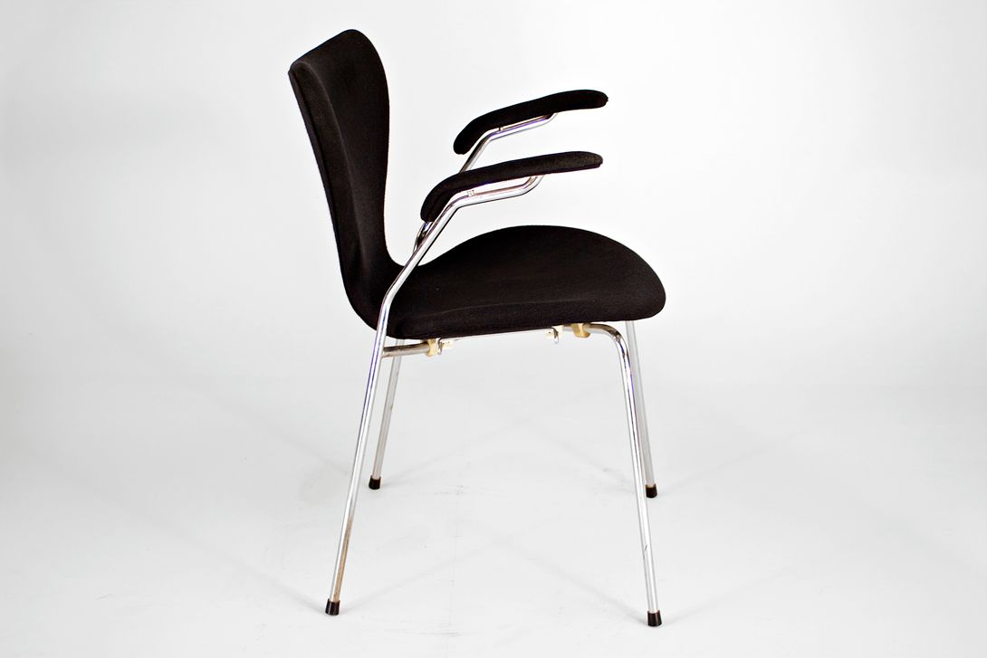 Foto Black Upholstered Jacobsen Chair 3107 with Armrests by Fritz Hansen
