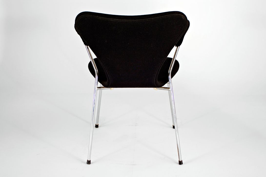 Foto Black Upholstered Jacobsen Chair 3107 with Armrests by Fritz Hansen