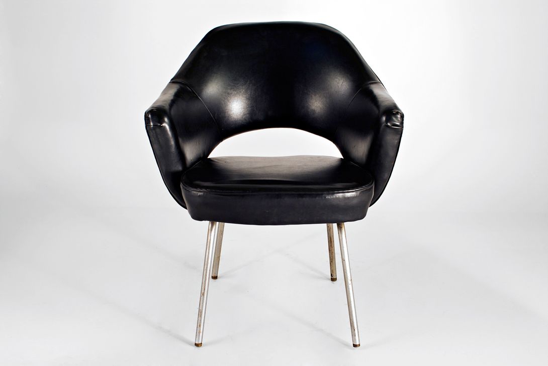Foto Black Leather Saarinen Executive Armchair